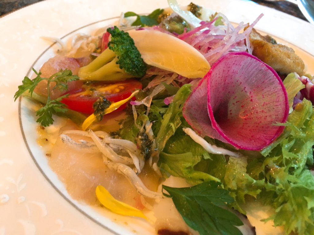 鎌倉パークホテルのフレンチディナーの海鮮サラダ