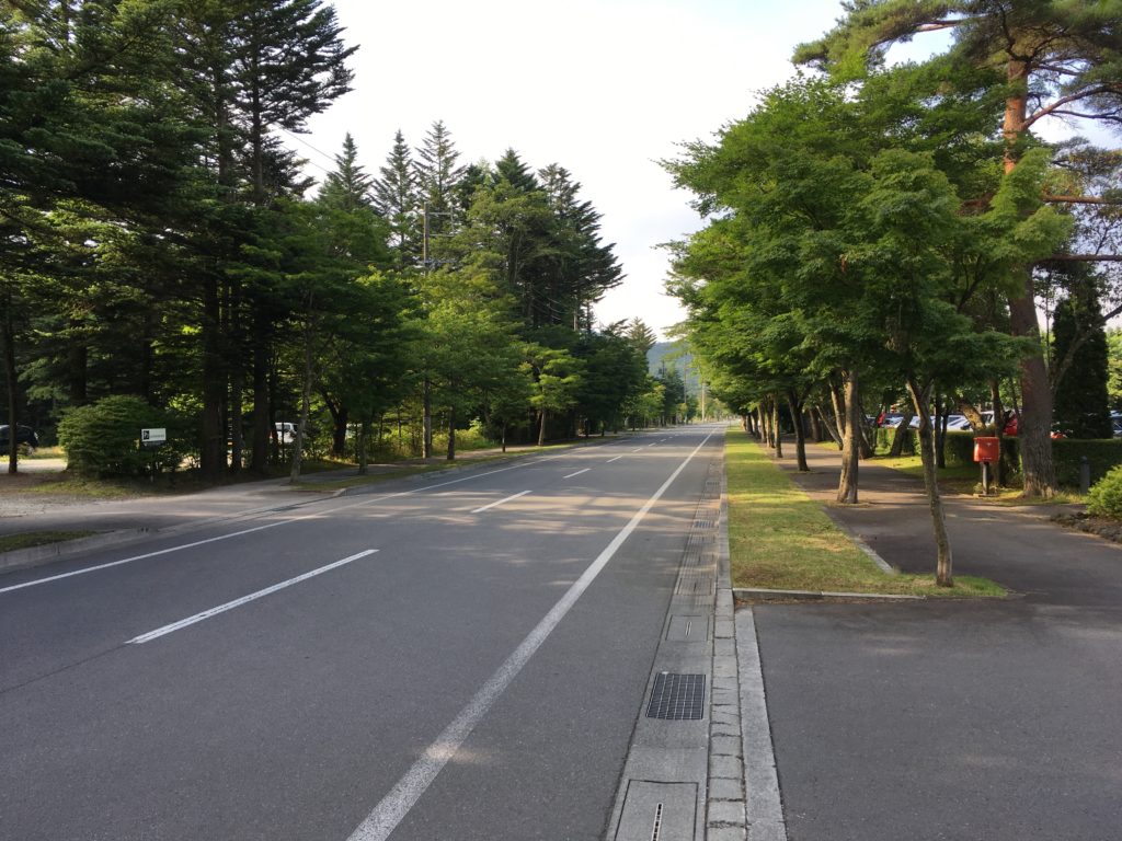 東急ハーベスト旧軽井沢前のまっすぐな道路