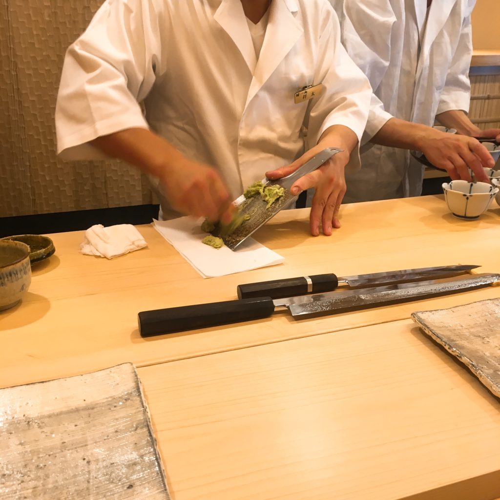 関東ＩＴ健保鮨一新でわさびを擦っている板前